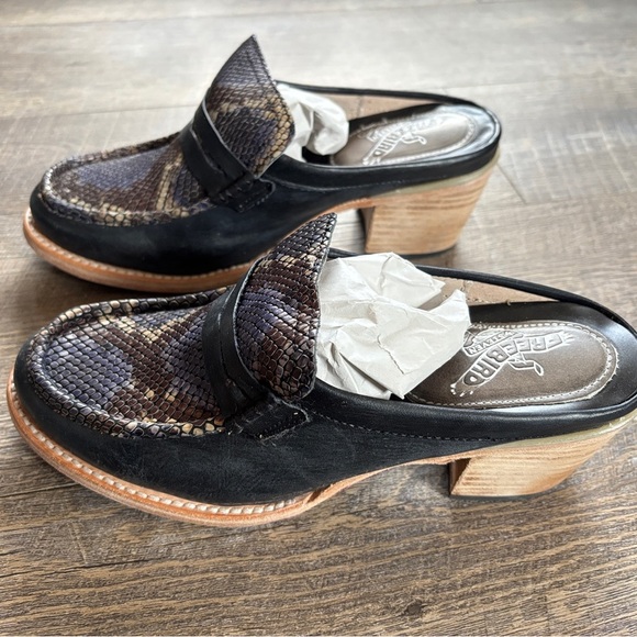 Freebird Black and Brown Heels - Picture 1 of 5